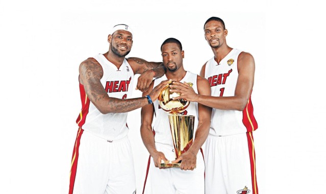 澳客网：名宿巩晓彬现身山东高速篮球馆 现场观战中国女篮热身赛引热议