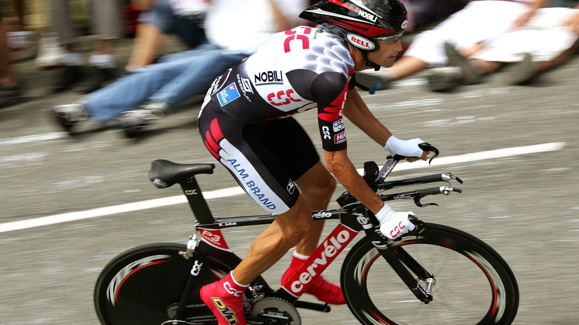 利物浦发布新赛季冠军定妆照 萨拉赫范迪克并肩出镜 阿诺德意外缺席引猜测